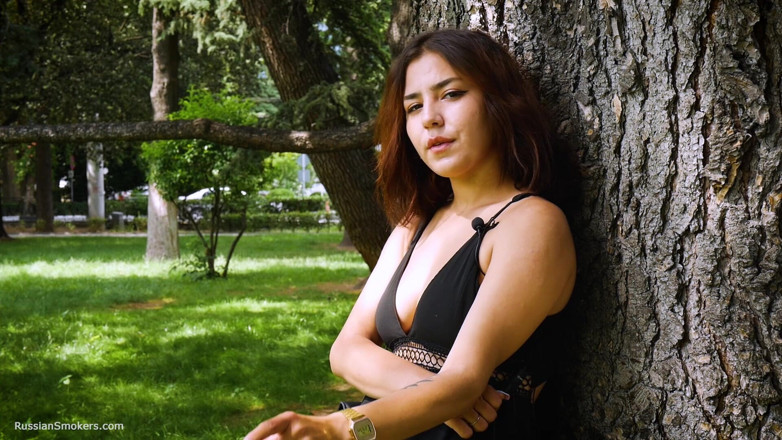 Russian Smokers: Elmira นักสูบบุหรี่ที่ดีสูบบุหรี่แบบโซ่