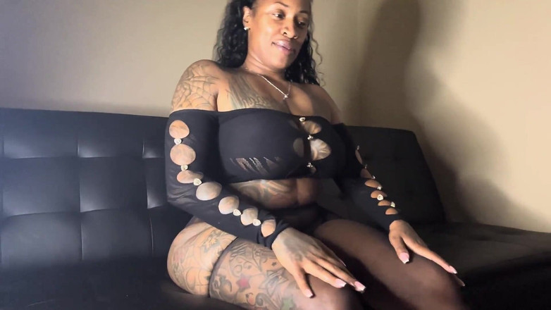 Onlyfanscushkingdom1: Sexy Big Booty Velká Prsa MILFka jde živě!