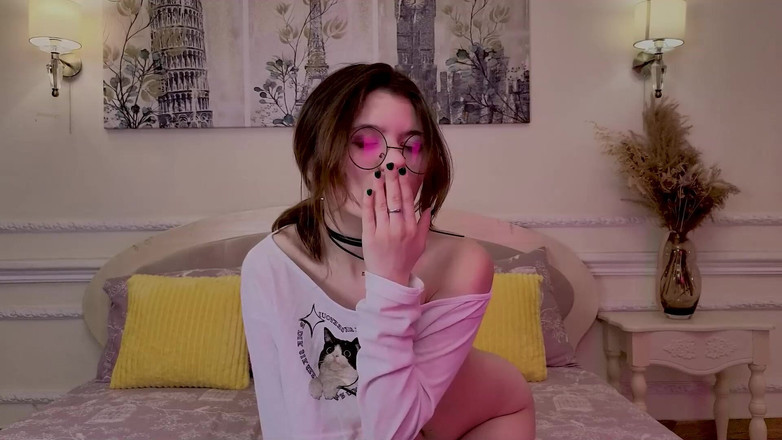 Katya Zaitseva: Une jolie taquine sans culotte se touche
