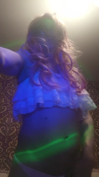 Fialové crossdresser tance.