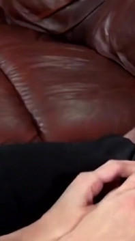 Sürpriz orta yaşlı seksi kadın küçük bir yarağa ıslak sakso çekiyor