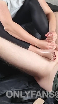 Tacones altos trabajando con el pie y paja con semen en los pies