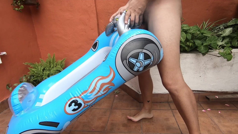 Inflatable Lovers: Inflatable car