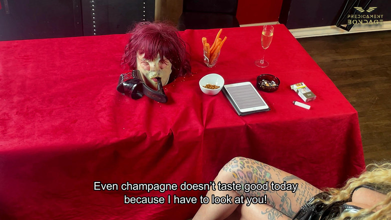 Dominatrix Frida: Umiliare lo schiavo impotente al tavolo da pranzo (223)