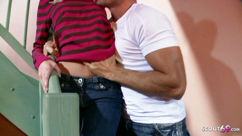 Full porn collection: Sexy dünner teenager wird von nachbarn im treppenhaus gefickt