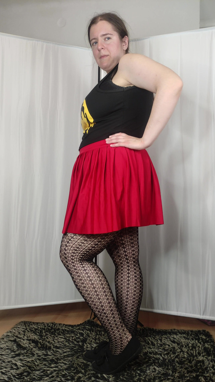 Lena Rose: [4k] Wzorzyste rajstopy i czerwona spódnica mini przymierzane