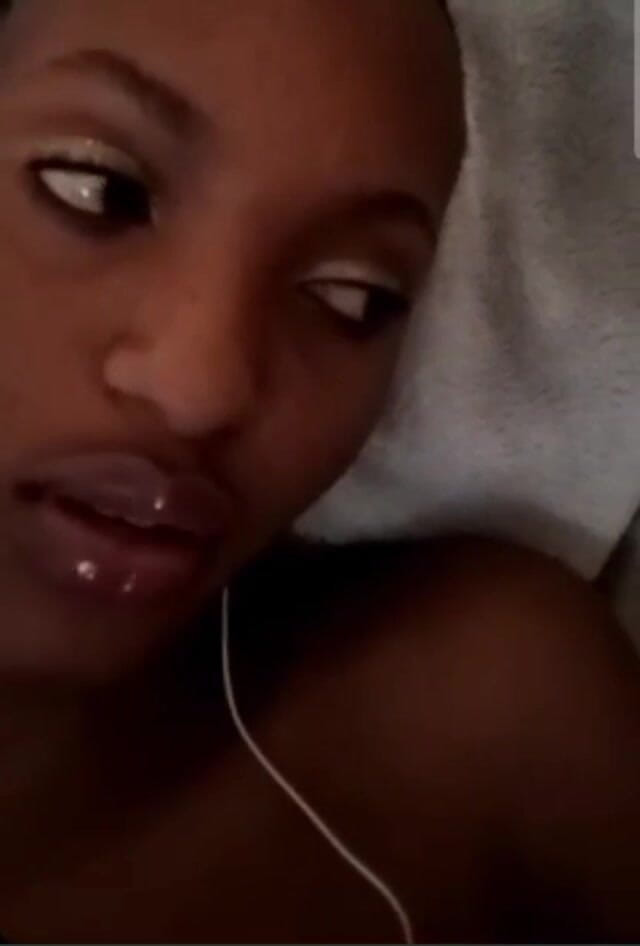 Me and my new slut: Ebenová nadržená dívka masturbuje se svým přítelem na videohovoru, ona...