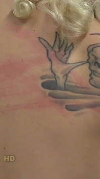 Stephanie la blonde tatouée se fait fouetter sans capote