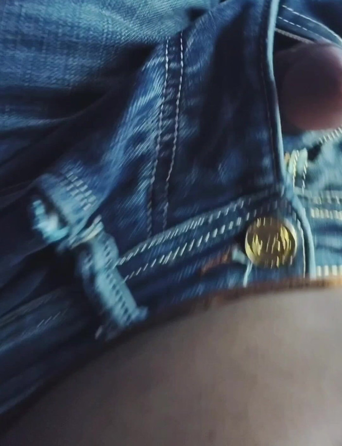 Khushboobhabi: Flickan gav kondom till pojken i buss