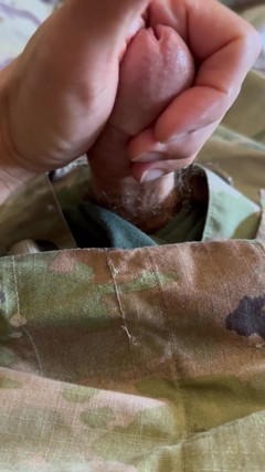 Gay Soldier Stuff: Armádní voják si honí v uniformě v kalhotách TommyHo Boxera...