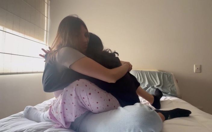 scarlettandc: Две девушки развлекаются на тусовке лучших друзей