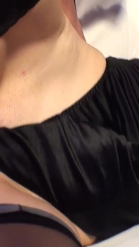 Une brune mature suce une bite palpitante et se fait doigter