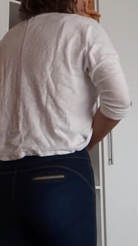 Dopo aver urinato, la matrigna si indossa dei jeans molto attillati, rivelando le sue mutandine