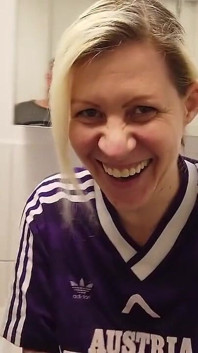 Tante seksi rambut pirang lagi asik kencing pakai jersey olahraga sambil dientot sama pacarnya sampai kencing