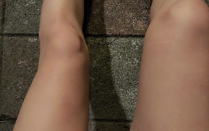 Taiwancdgirl: Jag blöter underkläderna utomhus.