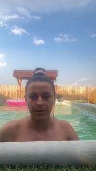 Thong Bikini Pool mengusik - tarian basah & vibe yang suka bermain