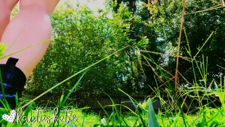 kactus kutie: rumput telanjang voyeur