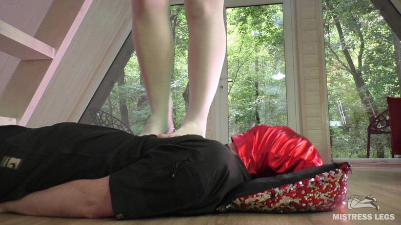 Mistress Legs: Calze bianche sul viso dello schiavo: calpestare e adorazione del...