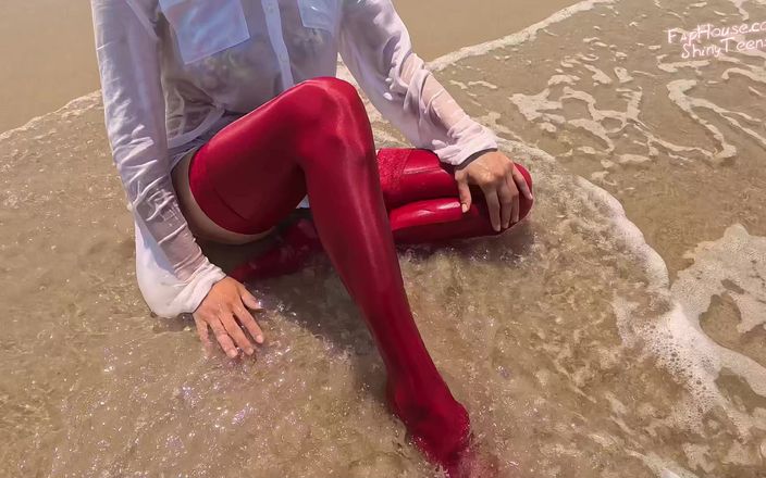 Shiny teens: 859 Lesklé červené spandex punčochy na pláži 2