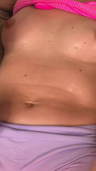 El entrenamiento terminó con un orgasmo de la estimulación del ombligo.
