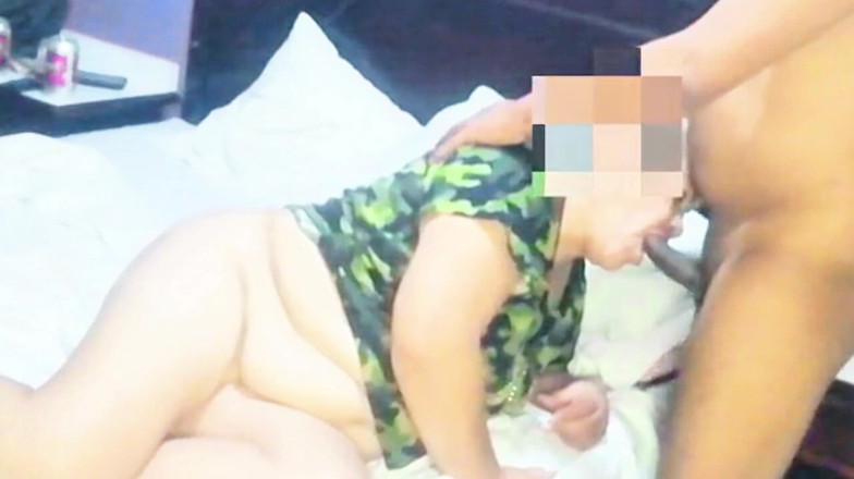 Milfta boohot: Dare alla matrigna vicina una bella scopata di lato