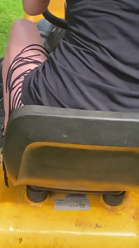 Stříkání na sekačku na trávu, musíte vidět tuto nadrženou MILFku