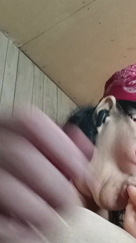 Menghisap pepeknya meleleh dari tangan raksasa itu