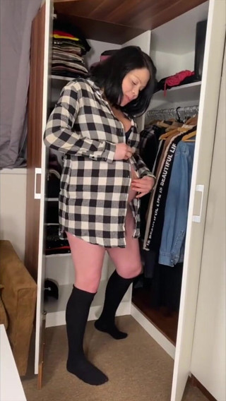 Shione Cooper: Schwangere Shione cooper probiert outfits zu hause