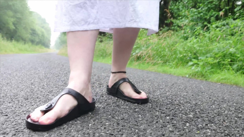 Footfetish: Papucii Birkenstock se distrează în băltoaca de ploaie
