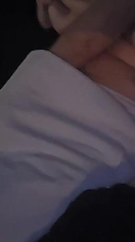 Büyük memeli orta yaşlı seksi kadın dölle kaplı