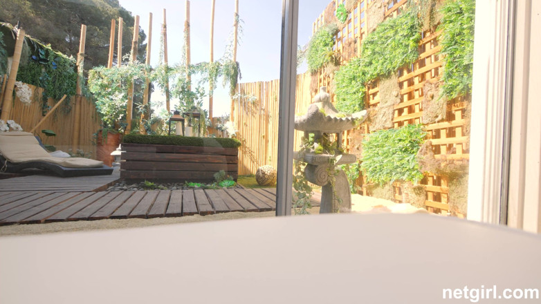 Net Girl: Blonda cu părul creț și-a ținut picioarele larg deschise tot timpul