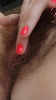 Een extreem harige brunette vinger masturbeert een poesje waaruit grote schaamlippen uit steken milf Ginnagg