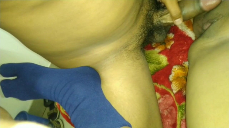 Lund ki piyas: 彼女が裸の体をベッドに置いて彼氏とセックスした