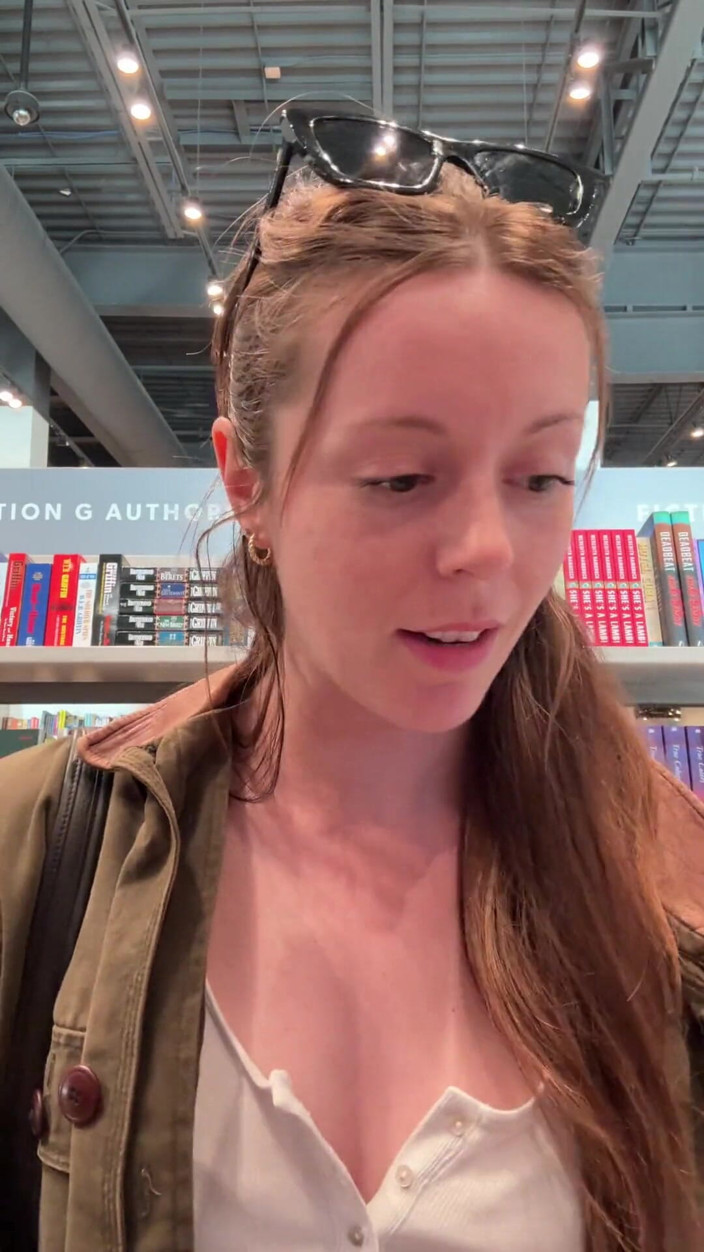 Nadia Foxx: ลองไม่แตกในร้านหนังสือขณะหาหนังสือลามก