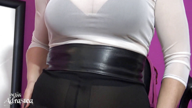 Miss Adrastea: Oslabuji mě pod zadkem!