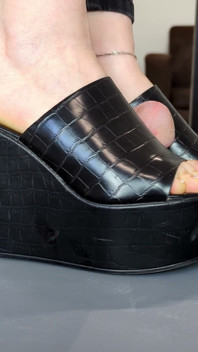 Shoejob w klinach MILF na stole kogutów - Dame Olga (4k) (648)