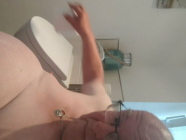 Sitting on Toilette and Cleaning My Asshole After. (Karlchengeil)