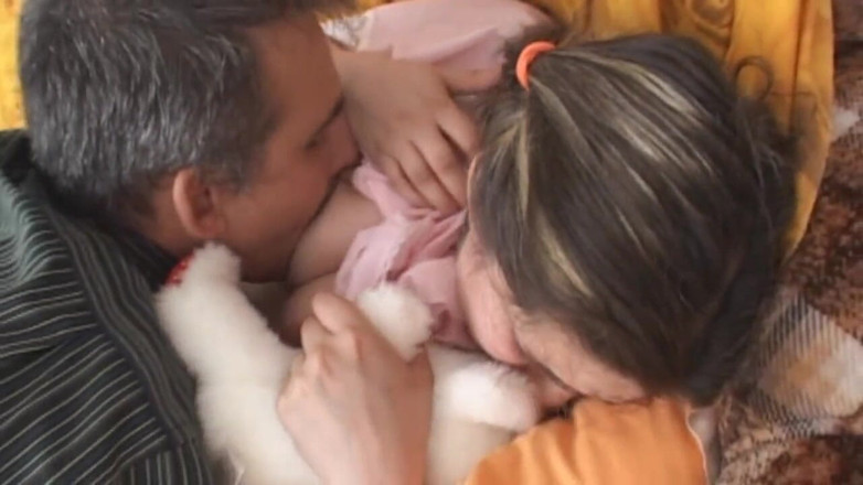 My porn family: परिपक्व आदमी अपने पड़ोसी की युवा सौतेली बेटी को चोदता है