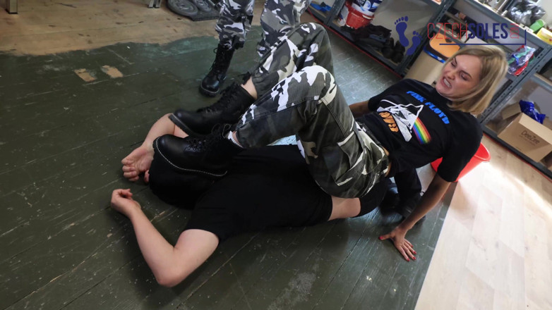 Czech Soles - foot fetish content: Військові дівчата насолоджуються приниженням свого раба-шкарпетки