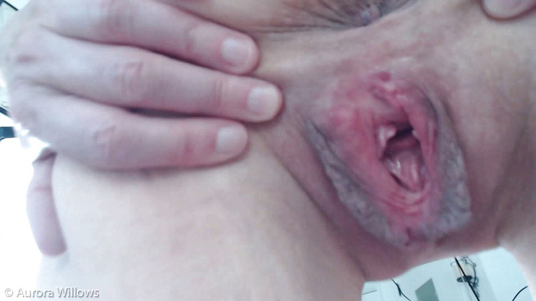 Aurora Willows: cameltoe spreizt sich