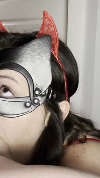 Un diavol sexy vine să sugă un păcătos și are parte de o ejaculare înăuntru orală cu pulsații