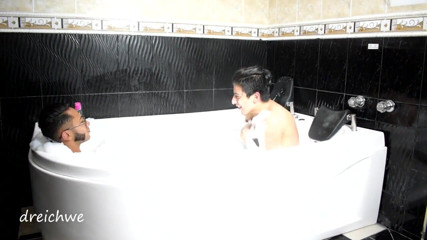 Dreichwe: Joacă în jacuzzi