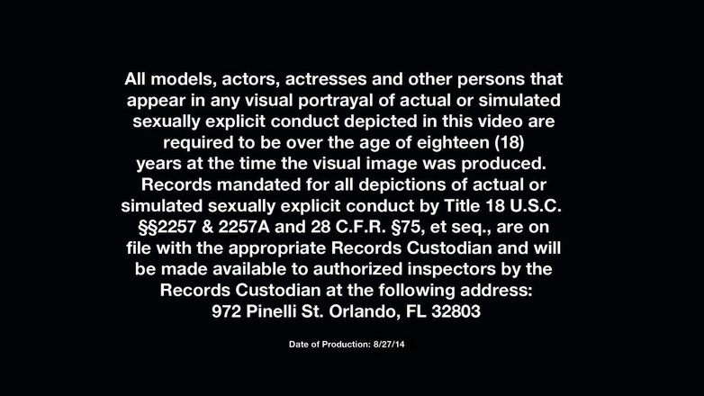 My friends feet: Calde compagne di stanza solleticate nude per affitto contanti