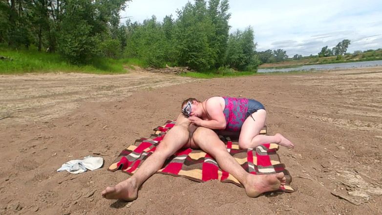 Angel_kisa: Aku berbaring di pantai, orang asing mendatangiku dan crot di...