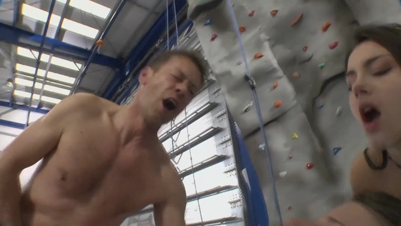 Rocco Siffredi porn: Două gagici sexy sunt futute în cururile lor strâmte