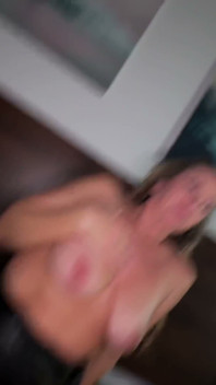 浮気する成熟した熟女のPAWGが若い従業員の大きなペニスを受け入れる