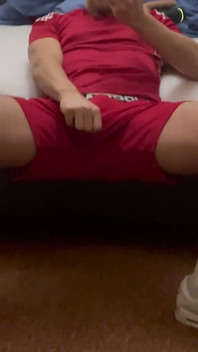 Il ragazzo sportivo si sega con un vestito da calcio