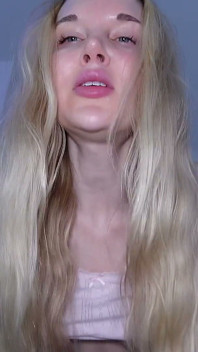 Futanari - nova namorada tem um pau futa em primeiro plano - Sofie Skye