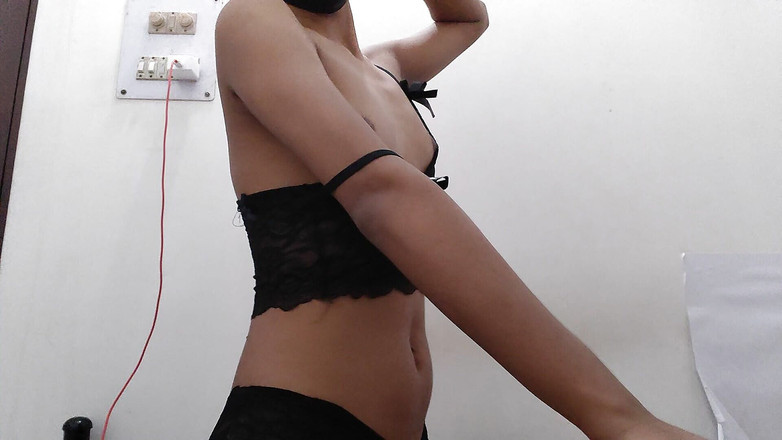 desigirl93: 可爱的印度女孩priyanka展示她的汁液阴户