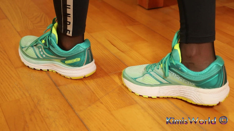 KimisWorld: スニーカートレーニング後のナイロン足